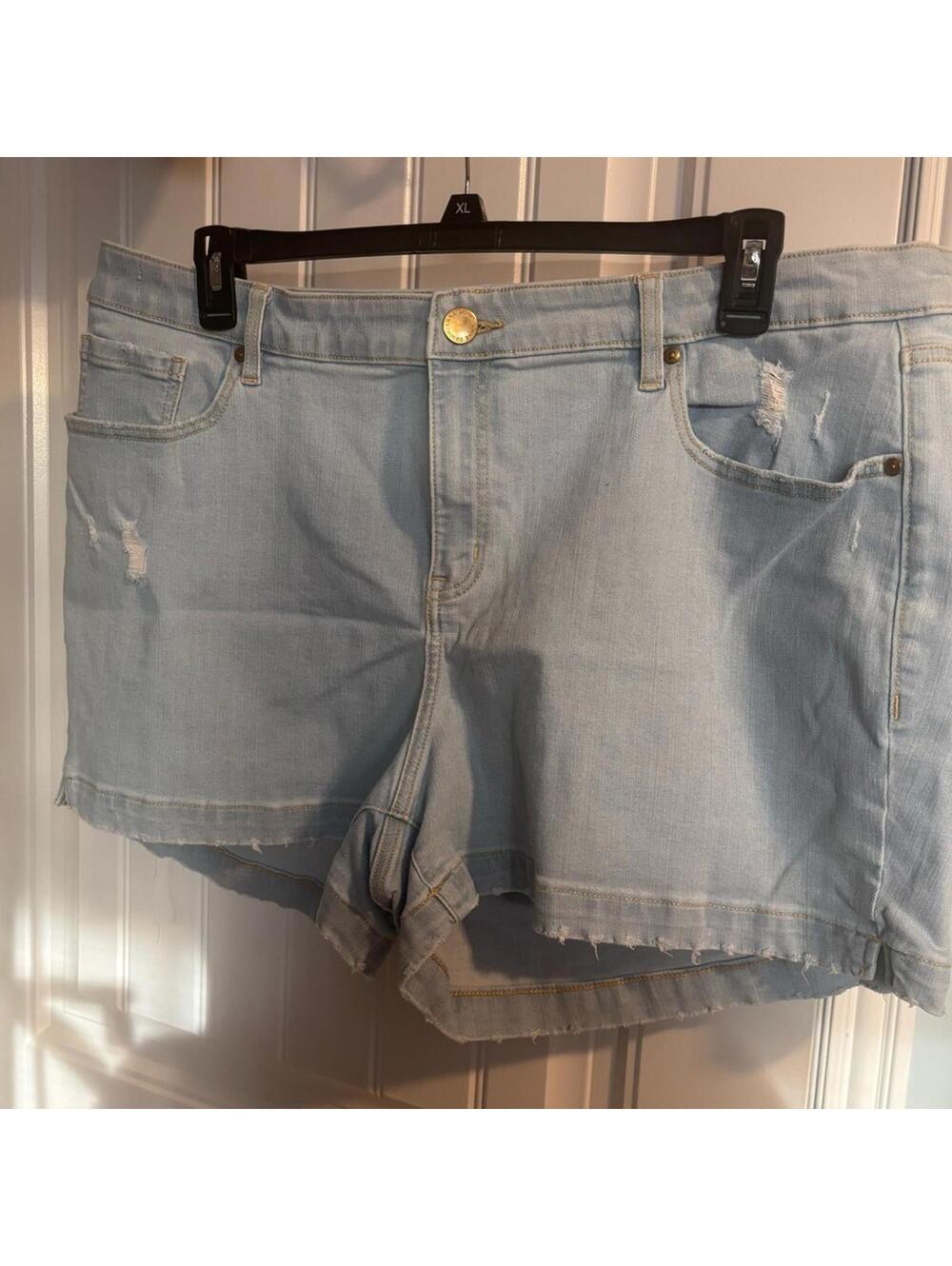 A134 NWOT Lane Bryant Distressed Denim Shorts, Size 22, good stretch